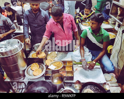 Paranthas, die in Delhi berühmten Paranthewali Gali gemacht werden Stockfoto