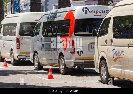 Firma Tour oder touring Fahrzeuge aufgereiht hinter Kunststoff Kegel und in einer Tour bus-Bereich in einem öffentlichen Parkhaus in Kapstadt, Südafrika geparkt Stockfoto