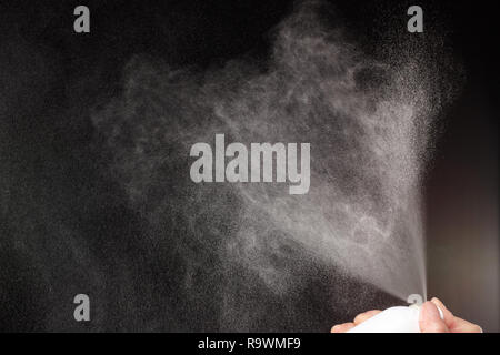 Ein trace mit Spray in einem schwarzen Hintergrund gespritzt Stockfoto
