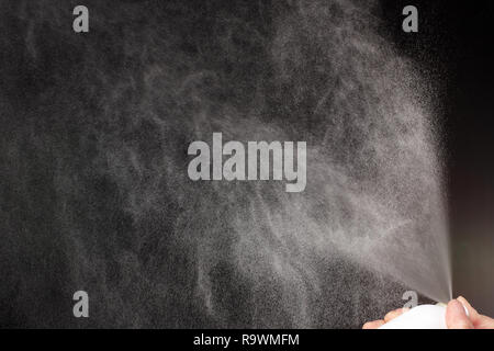 Ein trace mit Spray in einem schwarzen Hintergrund gespritzt Stockfoto