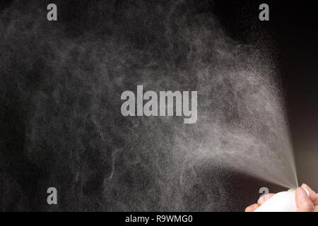 Ein trace mit Spray in einem schwarzen Hintergrund gespritzt Stockfoto