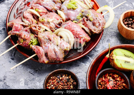 Rohes Rindfleisch Kebab in kiwi Marinade auf einer hölzernen Hintergrund Stockfoto