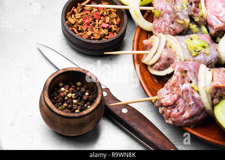 Rohes Rindfleisch Kebab in kiwi Marinade auf einer hölzernen Hintergrund Stockfoto