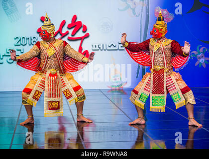 Thailändische Tänzerinnen, die den traditionellen Thai-Khon-Tanz auf dem Maskentanzfestival in Andong Südkorea darlegen Stockfoto