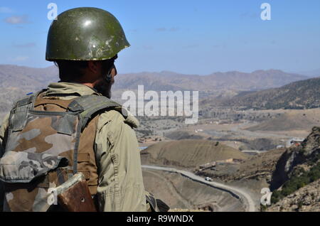 Ein Pakistan Soldat in Schutz auf Pakistan Afghanistan Grenze in Waziristan. Stockfoto