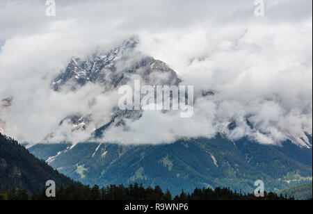 Sommer bedeckt Berg in Wolken Blick von Fernpass, Österreich, in der Nähe der Zugspitze. Stockfoto