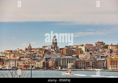 Einen malerischen Blick auf Istanbul und der Galata Turm aus der Seite der Bucht des Bosporus, Schuß an einem sonnigen Tag Stockfoto