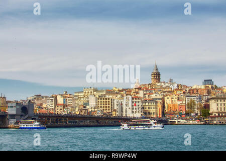 Einen malerischen Blick auf Istanbul und der Galata Turm aus der Seite der Bucht des Bosporus, Schuß an einem sonnigen Tag Stockfoto