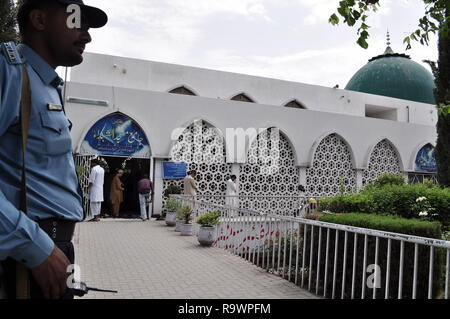 Ein Polizist bewacht Rote Moschee, auch bekannt als Laal Moschee in Islamabad, Pakistan. Stockfoto