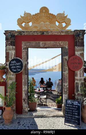 Eingang zum PK Palia Kameni cocktail bar in Fira, Santorini, Griechenland. Stockfoto