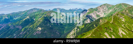 Tatra (Polen) Blick von der Kasprowy Wierch. Sommer morgen Panorama. Die Menschen sind nicht mehr wiederzuerkennen. Stockfoto