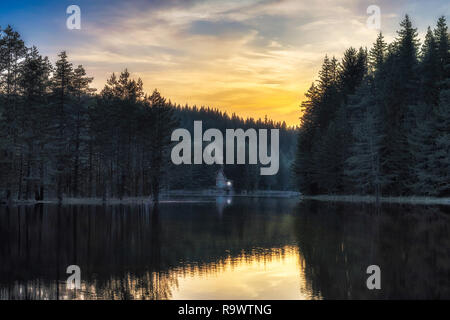 Holzhaus auf dem Bergsee hiroka poliana", Bulgarien Stockfoto