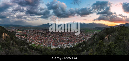 Antenne Panoramablick über Razlog Stadt bei Sonnenuntergang, Bulgarien, Pirin Berg auf Hintergrund Stockfoto