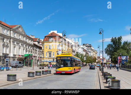 Bus auf Krakowskie Vorstadt, eine Direktion Boulevard im Zentrum der Stadt, Warschau, Polen Stockfoto