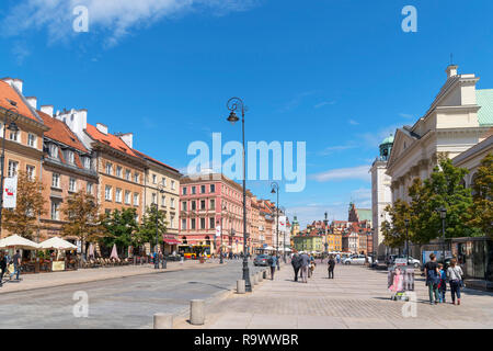 Krakowskie Vorstadt, eine Direktion Boulevard im Zentrum der Stadt, mit der St. Anna Kirche nach rechts und suchen in Richtung Schlossplatz, Warschau, Polen Stockfoto