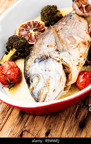 Gebackenen Fisch dorado mit Gemüse in Auflaufform Stockfoto