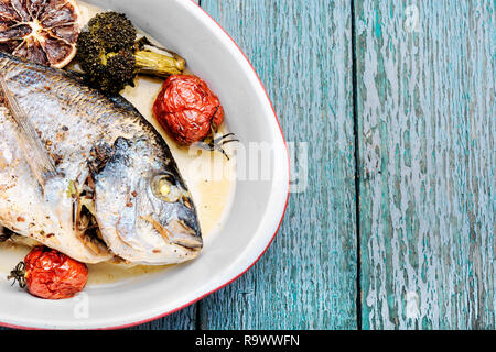 Gebackenen Fisch dorado mit Gemüse in Auflaufform. Lecker gebackene ganze Fische Stockfoto