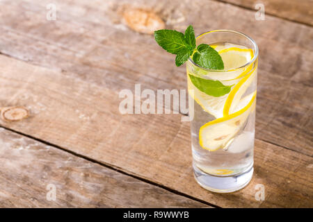 Nahaufnahme von frischem Wasser mit Zitrone, Minze. Stockfoto