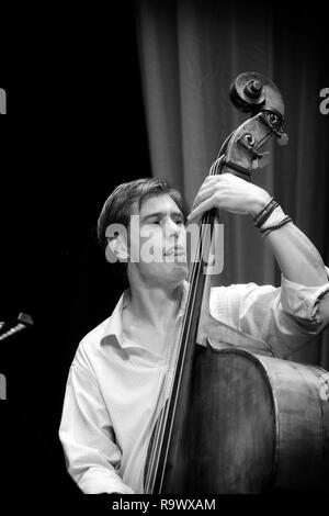 Chris Dodds spielt Kontrabass mit der Polly Gibbons Quartett, Scarborough Jazz Festival 2017 Stockfoto