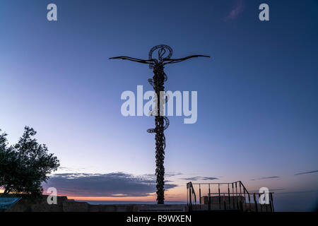 Skulptur mit Kreuz und Ab auf dem Berg Nebo in der Abenddämmerung,, Madaba, Jordanien, Asien | Skulptur eherne Schlange auf dem Berg Nebo in der Dämmerung, Stockfoto