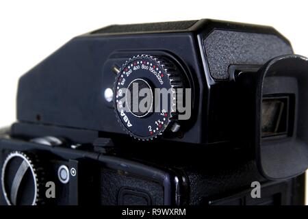 Nahaufnahme der ISO oder ASA Bewertung und Belichtungskorrektur Wählen auf einer Augenhöhe finder eines Vintage medium Format film Kamera. Stockfoto