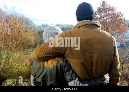 Rückansicht eines jungen Paares ständigen Arm in Arm und schaut optimistisch in die Zukunft. Stockfoto