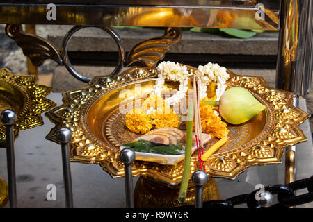 Räucherstäbchen, Blumenkranz und Lotus bud auf goldenen Fach als Angebot für Buddha Stockfoto