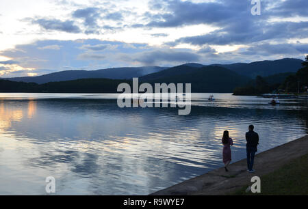 See Tuyen Lam bei Sonnenuntergang in Dalat, Vietnam. Stockfoto