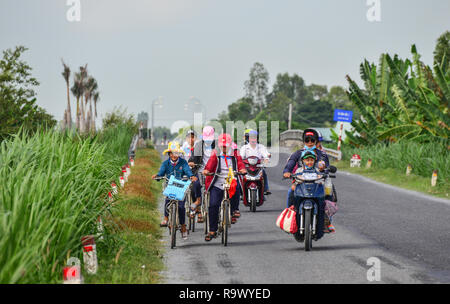 Can Tho, Vietnam - 17.November 2018. Landwirtschaftsstudenten nach Hause mit dem Fahrrad in Can Tho, Vietnam. Can Tho ist die größte Stadt im Mekong Delta. Stockfoto