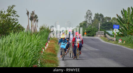 Can Tho, Vietnam - 17.November 2018. Landwirtschaftsstudenten nach Hause mit dem Fahrrad in Can Tho, Vietnam. Can Tho ist die größte Stadt im Mekong Delta. Stockfoto