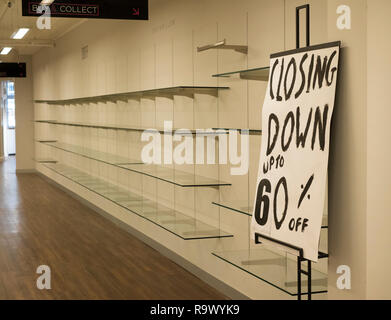 Schließung von Zeichen und leere Regale im House of Fraser store, Shrewsbury, England, Großbritannien Stockfoto