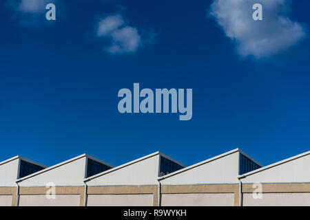Blick über die Dächer im Werk an einem sonnigen Tag über blauer Hintergrund Stockfoto