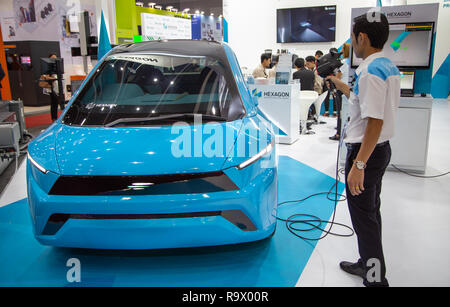 Bangkok, Thailand - 21. November 2018: Arbeitnehmer Handheld durch 3D für die Kontrolle der Qualität von Geometrien und Oberflächen in Metalex 2018 Scan Stockfoto
