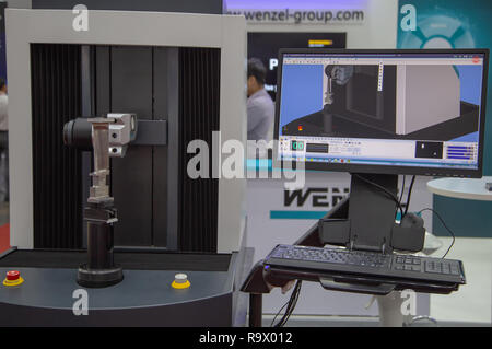 5-achs Koordinatenmessmaschine mit Analyse Software Messen Werkstück Anzeige in Metalex 2018 Stockfoto