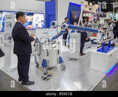 Bangkok, Thailand - 23 November, 2018: Arbeiter demonstate Laserschneiden Rohr in Metalex 2018 Stockfoto