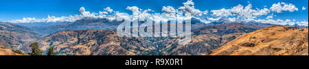 Die Cordillera Blanca vom Laguna Wilcacocha gesehen. Stockfoto
