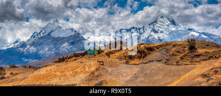 Die Cordillera Blanca vom Laguna Wilcacocha gesehen. Stockfoto