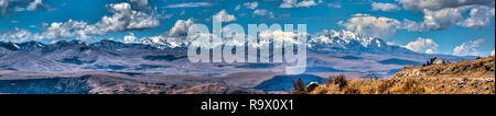 Die Cordillera Blanca vom Laguna Wilcacocha gesehen. Stockfoto