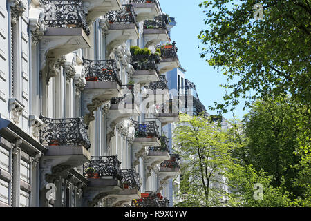 Historische Wohnhäuser mit Balkon Stockfoto
