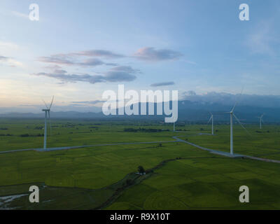 Windenergieanlage Farm oder Windmühle auf blauen Himmel. Turbine grüne Energie Strom oder Wind Turbine in ein grünes Feld - Energieerzeugung Stockfoto