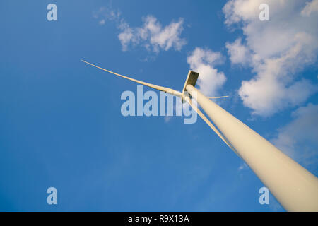 Ansicht, Ansicht von unten auf die Windenergieanlage, die Windmühle auf blauen Himmel Hintergrund isoliert. Suchen der Windenergieanlage, Windmühle Energiewandler in einem blauen Himmel Stockfoto