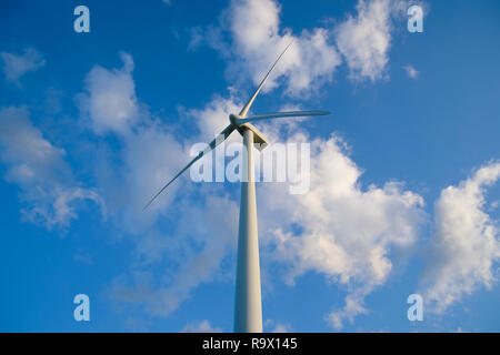 Ansicht, Ansicht von unten auf die Windenergieanlage, die Windmühle auf blauen Himmel Hintergrund isoliert. Suchen der Windenergieanlage, Windmühle Energiewandler in einem blauen Himmel Stockfoto