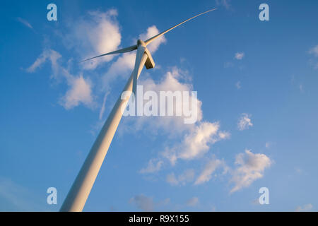 Ansicht, Ansicht von unten auf die Windenergieanlage, die Windmühle auf blauen Himmel Hintergrund isoliert. Suchen der Windenergieanlage, Windmühle Energiewandler in einem blauen Himmel Stockfoto