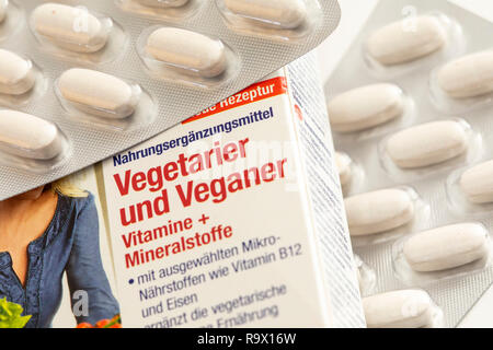 Vitamin tabletten Packs, die Vorbereitung soll die Vitamin und Mineralien Mangel zu ergänzen, indem es vegetarische oder vegane Ernährung, Stockfoto