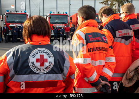 Rettungskräfte, Rettungsdienst, Freiwillige, Hilfsorganisationen, die Johanniter, Deutsches Rotes Kreuz, Stockfoto