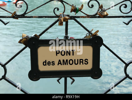 Vorhängeschlösser durch die Geliebte auf der Brücke mit dem Text Pont de AMOURS Was bedeutet Brücke der Liebhaber in französischer Sprache aufhängen Stockfoto