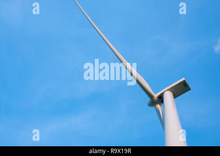 Ansicht, Ansicht von unten auf die Windenergieanlage, die Windmühle auf blauen Himmel Hintergrund isoliert. Suchen der Windenergieanlage, Windmühle Energiewandler in einem blauen Himmel Stockfoto