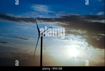 Ansicht, Ansicht von unten auf die Windenergieanlage, die Windmühle auf blauen Himmel Hintergrund isoliert. Suchen der Windenergieanlage, Windmühle Energiewandler in einem blauen Himmel Stockfoto
