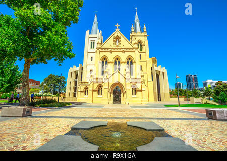 Frontansicht von St. Mary's Kathedrale in Perth, Western Australia. Die Kathedrale der Unbefleckten Empfängnis der Seligen Jungfrau Maria mit sonnigen und blauer Himmel. Stockfoto