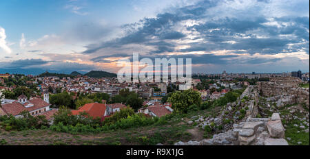 Sommer Sonnenuntergang über Plovdiv, Bulgarien, der Europäischen Kulturhauptstadt 2019. Foto von einem der Hügel in der Stadt mit Mauern aus alten Festung. Stockfoto